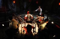 Saw VI – Muss Jigsaws Plan posthum erfüllen: Der rücksichtlose Manager einer Versicherungsgesellschaft, William Easton (Peter Outerbridge, r.), der dem Jigsaw einst die Kostenübernahme für eine viel versprechende Krebstherapie verweigert hatte, muss sechs ebenso kaltherzige wie hilflose Untergebene an diesem tödlichen Spiel beteiligen ...