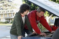 The Middle – Mit einem eigenen Auto will er bei den Mädels ankommen. Jetzt müssen Axl (Charlie McDermott, l.) und sein Vater Mike (Neil Flynn, r.) den Wagen nur noch zum Laufen bringen ...