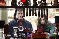 Castle – Der Magier Zalman Drake wird tot in seinem Zauberladen aufgefunden und ein Abschiedsbrief deutet zunächst auf einen Selbstmord hin. Richard Castle (Nathan Fillion, l.) und Kate Beckett (Stana Katic, r.) begeben sich auf Spurensuche.