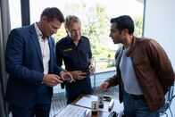 Die Rosenheim-Cops – Ein anonymer Brief im Ferienhaus des Opfers liefert den Kommissaren Hansen (Igor Jefti?, l.) und Kaya (Baran Hêvî, r.) sowie Polizeihauptmeister Mohr (Max Müller, M.) weitere Erkenntnisse.