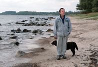 Mankells Wallander – Kommissar Wallander (Krister Henriksson) geht mit seinem Hund spazieren.