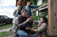Der Bergdoktor – Lilli (Ronja Forcher, l.), Martin (Hans Sigl, vorne) und Hans (Heiko Ruprecht, hinten rechts) machen sich Sorgen um Lisbeth (Monika Baumgartner, vorne rechts), die sich bei der Hofarbeit komplett verausgabt.