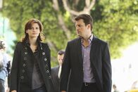 Castle – Der sympathische Polarforscher Steven Fletcher wird vor den Augen entsetzter Erstklässler während einer Live-Übertragung seiner Expedition zum Nordpol ermordet. Beckett (Stana Katic, l.) und Castle (Nathan Fillion, r.) finden schnell heraus, dass Fletcher ein sehr erfolgreicher Betrüger war.