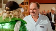 Rote Rosen – Charlotte (Malene Becker) setzt sich vergeblich bei Johann Lafer für ihren guten Freund ein.