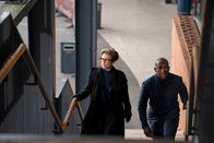 Alex Rider – Im Geheimen folgen Mrs. Jones (Vicky McClure) und Smithers (Nyasha Hatendi) einer anderen Spur. Als sie in der Schule ankommen, machen sie eine interessante Entdeckung: Ihnen wurde eine Nachricht hinterlassen.