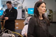 Elementary – Wer könnte Interesse daran gehabt haben, den berühmten Krebsforscher Barry Granger aus dem Weg zu räumen? Dr. Watson (Lucy Liu, r.) und Sherlock Holmes (Jonny Lee Miller, l.) stehen vor einem Rätsel ...; Wer könnte Interesse daran gehabt haben, den berühmten Krebsforscher Barry Granger aus dem Weg zu räumen? Dr. Watson (Lucy Liu, r.) und Sherlock Holmes (Jonny Lee Miller, l.) stehen vor einem Rätsel ...