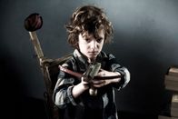 Der Babadook – Der kleine Samuel (Noah Wiseman) baut sich aufgrund seiner schlimmen Träume Waffen.