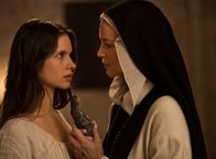 Benedetta – Zwischen Benedetta (Virginie Efira, rechts) und der Novizin Bortolomea (Daphné Patakia) kommt es zu sinnlich-begehrenden Augenblicken.