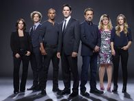 Criminal Minds: Evolution – L-R: Kate Callahan (Jennifer Love Hewitt), Dr. Spencer Reid (Matthew Gray Gubler), Derek Morgan (Shemar Moore), Aaron Hotchner (Thomas Gibson), David Rossi (Joe Mantegna), Penelope Garcia (Kirsten Vangsness) und Jennifer "JJ" Jareau (A.J. Cook)
