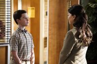 Young Sheldon – Sheldon Cooper (Iain Armitage, l.); Dr. Lee (Ming-Na Wen, r.)