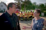 Zu Tisch ... – Christian Müller und Fabienne Buhl bei einer Übung der freiwilligen Feuerwehr