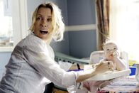 Desperate Housewives – Völlig gestresst von ihren vier Kindern verwünscht Lynette (Felicity Huffman, l.) ihren Mann Tom, der ständig auf Geschäftsreise ist. Als er aber endlich für einen Tag nach Hause kommt, erkennt sie, dass sie nun ein fünftes Kind hat ...