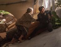 9-1-1 Notruf L.A. – Sylvia Mays (Lilli Birdsell, l.); Athena Grant (Angela Bassett, r.)