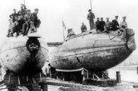U-Boote – Frühe Entwürfe: amerikanische U-Boote von 1905 im Trockendock
