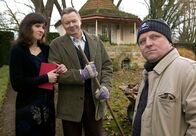 Tatort – Die Spur führt Kommissar Thiel (Axel Prahl, re) zur Villa der Industriellenfamilie Rummel. Der ehemalige Werksmitarbeiter Alfred Wesskamp (Günter Junghans) ist der Familie seit Jahrzehnten loyal verbunden. Seit seiner Pensionierung hilft er dem Sohn des Firmengründers und seiner Frau Sabine (Henriette Heinze) in Haus und Garten.