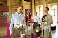 WaPo Elbe – Maike (Carina Wiese, l.) und Jana (Barbara Prakopenka, M.) sprechen mit der Museumsdirektorin Dr. Beate Reimer (Julia Jäger, r.). Für Maike wird der Fall eine Reise in die Vergangenheit. (Komparse, im HG.)