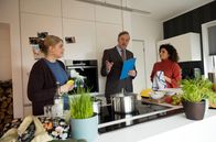 In aller Freundschaft – Der Einzug des Pflegekindes von Miriam (Christina Petersen, li.) und Rieke (Liza Tzschirner, re.) steht kurz bevor. Die beiden müssen nur noch einen Hausbesuch von Jens Grabenhorst (Stephan Grossmann, mi.), dem Leiter des Jugendamts, meistern. Miriam ist guter Dinge, war er doch erst kürzlich Patient in der Sachsenklinik und steht Miriam sehr positiv gegenüber.