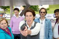 Vier Frauen und ein Todesfall – (v.li.) Brigitte Kren (Maria), David Christopher Roth (Rocco), Adele Neuhauser (Julie), Michael Ostrowski (Franzi), Kida Khodr Ramadan (Kemal Cetin).