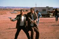 Midnight Run - Fünf Tage bis Mitternacht – Schon bald muss der gewiefte Kopfgeldjäger (Robert De Niro, l.) erkennen, dass Buchhalter Jonathan Mardukas (Charles Grodin, r.) keineswegs so sanftmütig ist, wie es den Anschein hat ...