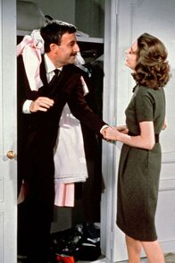 Der rosarote Panther – Der tolpatschige Inspektor Clouseau (Peter Sellers) ist sehr verliebt in seine Frau Simone (Capucine) und ahnt nicht, dass sie ihm Hörner aufsetzt.; hr-fernsehen DER ROSAROTE PANTHER (The Pink Panther), Spielfilm, USA 1963, Regie: Blake Edwards Uhr. Der tolpatschige Inspektor Clouseau (Peter Sellers) ist sehr verliebt in seine Frau Simone (Capucine) und ahnt nicht, dass sie ihm Hörner aufsetzt.