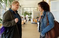 In aller Freundschaft – SENDER: ARD - SENDETITEL: In aller Freundschaft Folge 817 - UNTERTITEL: Im Zweifel - CAPTION: ARD/MDR IN ALLER FREUNDSCHAFT FOLGE 817, "Im Zweifel" Uhr im ERSTEN..Miriam Schneiders (Christina Petersen, li.) Geburtstag steht vor der Tür und ihre Mutter Linda (Isabel Varell, re.) fragt, ob sie schon aufgeregt sei. Doch Miriam teilt ihrer Mutter mit, dass sie nicht mehr zwölf ist und somit auch nicht vorhat, ihren Geburtstag derart zu zelebrieren, wie sie es von zu Hause gewohnt ist..