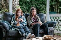 Tatort – Die Kommissarin versucht, das Vertrauen einer wichtigen Zeugin zu gewinnen: Ronja (Lillyenne Zünd, li.) und Kommissarin Tessa Ott (Carol Schuler)