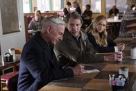 Navy CIS – (v.l.n.r.) Leroy Jethro Gibbs (Mark Harmon); Detective John Fioscher (Gary Hudson); Ellie Bishop (Emily Wickersham)