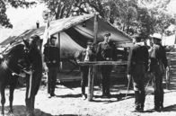 Rio Grande – Colonel Kirby Yorke (John Wayne in John Fords Film " Rio Grande ") nimmt in einem einsamen Fort am Rio Grande einen Bericht entgegen.