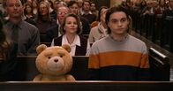 Ted – Ted (l.); John Bennett (Max Burkholder, r.)