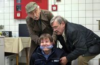 Rentnercops – Im Überwachungsraum der Tiefgarage entdecken Edwin (Tilo Prückner, l.) und Günter (Wolfgang Winkler, r.) den gefesselten Benz (Dominik Klingenberg, M.).