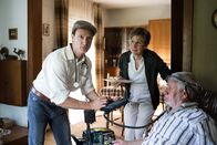 Normaloland – Tierarzt Dr. Grobel (Ben Rodrian, l.) befreit Frau Schuster (Ulrike Arnold, M.) und ihren Mann Alfons (Fred Berger, r.) von den Impf-Chips.