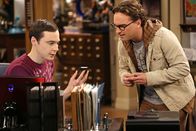 The Big Bang Theory – Können es nicht fassen, dass Stephen Hawking positiv auf Sheldons Anfrage reagiert und mit ihm das Online-Spiel "Words with Friends" spielen möchte: Sheldon (Jim Parsons, l.) und Leonard (Johnny Galecki, r.) ...