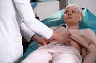 In aller Freundschaft – Vanessa Ewerbeck (Berit Vander) ging es zwar während der ersten Antikörpertherapie gut, doch danach hatte sie Beschwerden. Es fällt wirklich schwer, bei ihrer Diagnose die Hoffnung noch aufrecht zu erhalten.