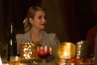American Horror Story – Maggie (Emma Roberts) versucht, das Vertrauen eines besonderen Freaks zurück zu gewinnen und meldet sich schließlich für einen angeblichen Zaubertrick als Freiwillige, an dem sie lieber nicht teilgenommen hätte ...