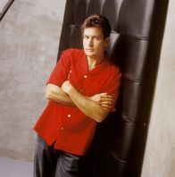 Two and a Half Men – (1. Staffel) - Charlie Harper (Charlie Sheen) ist ein ziemlich erfolgreicher Produzent von Werbespots und Jingles. Als sein Bruder samt Sohn bei ihm einzieht, beginnt das Chaos ...