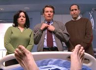 Malcolm mittendrin – Hal (Bryan Cranston, M.) besucht gemeinsam mit Nick (Steve Sheridan, r.) und Tracy (Michele Spears, r.) seine Nachbarin, über deren Tod er entscheiden soll. Doch als es dann soweit ist, wird klar, dass er dazu nicht in der Lage ist ...