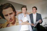 Die Rosenheim-Cops – Christian Lind (Tom Mikulla, r.) befragt den Schwager der Ermordeten Rainer Landau (André Kaminski), der kein gutes Verhältnis zu seiner Familie hat.