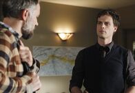 Criminal Minds – Joseph Lanhams (David Meunier, l.) Sohn wurde tot aufgefunden, nachdem er im Herbst zuvor bei einer Zelttour mit ihm entführt worden war. Das BAU-Team um Reid (Matthew Gray Gubler, r.) macht sich auf die Suche nach dem Täter ...