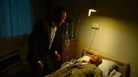 Exit – Im Krankenhaus bittet Jeppes Vater (Kurt Ravn, r.), um Sterbehilfe. Wird Jeppe (Jon Řigarden, l.) diesem Wunsch nachkommen?