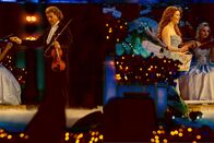 André Rieu - Das Weihnachtskonzert – Walzerkönig André Rieu (links) verzaubert seine Zuschauer und Zuschauerinnen erneut mit einem wunderschönen Weihnachtskonzert, direkt aus seiner Heimatstadt Maastricht.