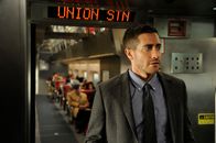 Source Code – Colter Stevens (Jake Gyllenhaal) sucht im Pendlerzug nach Hinweisen auf den Attentäter