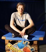 Kann es Johannes? – Ob BMX, Kart fahren, Parcours oder Rollstuhlbasketball - Kann man eine Sportart in nur 48 Stunden lernen? Johannes, bekannt aus "neuneinhalb" und der "Sendung mit der Maus", ist sich sicher und probiert es selbst aus.