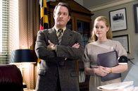 Der Krieg des Charlie Wilson – In Charlie Wilsons (Tom Hanks) Abgeordnetenbüro arbeiten ausschließlich junge Frauen, die er nach ihrem Aussehen auswählt, darunter auch die Referentin Bonnie Bach (Amy Adams).
