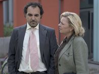 Schloss Einstein – Farsad (Adnan Maral) hat kein Verständnis dafür, dass Frau Dr. Steiner (Ramona Lunze-Libnow) ihr Kind zur Adoption freigegeben hat.