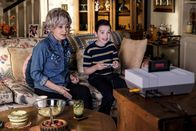 Young Sheldon – Meemaw (Annie Potts, l.); Sheldon (Iain Armitage, r.)