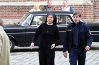 Um Himmels Willen – Um Himmels Willen Staffel 19 Folge 7 (Fortlaufende Ep.-Nr: 241) Nonne und Polizist: Janina Hartwig als Schwester Hanna; Lars Weström als Polizist Meier. Copyright: SRF/ARD