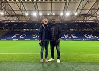 Krause kommt! – Erst mal zur Arena nach Gelsenkirchen: Pierre M. Krause und Gerald Asamoah auf Schalke 04.