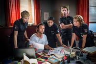 Notruf Hafenkante – Der Action-Star Tim Schneider (Stephan Luca, 2.v.l.) präsentiert Melanie (Sanna Englund, l.), Tarik (Serhat Cokgezen, M.), Mattes (Matthias Schloo, 2.v.r.) und Claudia (Janette Rauch, r.) was er bei seiner Recherche herausgefunden hat.