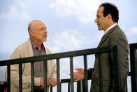 Monk – Dr. Bell (Hector Elizondo, li.) will versuchen, Monk (Tony Shalbhoub) die Angst vor geschlossenen Räumen zu nehmen, damit dieser auf einem U-Boot ermitteln kann. Doch Monks schlimmste Alpträume werden wahr, als sich das U-Boot auf Tauchstation begibt.