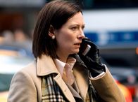 Michael Clayton – Karen Crowder (Tilda Swinton), skrupellose Leiterin der U/North-Rechtsabteilung, schreckt auch vor Mord nicht zurück.